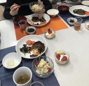 子ども食堂の拡大と南青山にできる児童相談所を推進します。