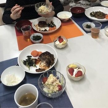 私は「子ども食堂」の開設を４年前の公約として約束しました。 　賛同してくれた方々と共に子ども食堂を開設し、既に４年目。 　毎回５０人程の子どもと親子でにぎわい、約100回の開催が目前となりました。 　 平成28年度に実施した港区子どもの未来応援施策基礎調査では、子どもだけで夕食を食べる場合が多いという家庭が12％となっています。 　私はこの子ども食堂を港区のもっと多くの地域に拡大させ、今後は学習支援の充実、配食、フードバンクなども港区につくっていき、子どもの未来を応援します。 児童虐待は港区でも増加しています。２０２１年に港区に（仮称）港区子ども家庭総合支援センターが開設され、児童相談所が設置されます。 　児童虐待は早期発見、早期支援、相談できる場所が必要です。 　地域との連携で港区から児童虐待をなくしていきます。